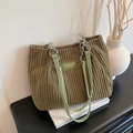 Bolso tote de pana verde oliva con cadena plateada y parche de cuero para mujer - Verde