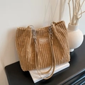 Bolso tote de pana caqui con correa de cadena metálica y parche de piel de logo - Marrón