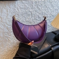 Bolso medialuna plisado violeta oscuro de estilo retro con detalles metálicos dorados - Morado