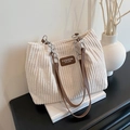 Bolso tote de pana blanca con asas de cuero marrón y detalle de cadena plateada - Blanco
