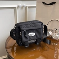 Bolso bandolera cuadrado de nailon negro con correa ajustable y cremallera frontal - Negro