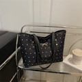 Bolso tote negro de moda con estampado de lazos blancos y detalles de metal dorado - Negro