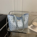 Bolso tote plisado azul claro con patrones de lazos negros y detalle de mariposa dorada - Azul