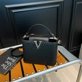 Piccola borsa a secchiello in pelle intrecciata nera con fibbia a V dorata e tracolla - Nero