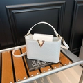 Elegante borsa a secchiello bianca intrecciata con chiusura a V dorata e manico spesso - Bianco