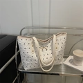 Bolso tote crema con estampados de lazos negros y elegante hebilla de lazo dorado - Blanco
