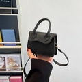 Mini borsa nera con trama a litchi, manico circolare e sottile tracolla in pelle - Nero