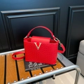 Borsa quadrata in pelle intrecciata rossa con fibbia a V dorata e tracolla - Rosso