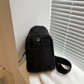 Minimalistische schwarze Nylon-Umhängetasche mit Texturfalten und Metall-Logo-Detail - Schwarz