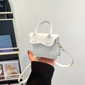 Borsa a mano minimalista in pelle PU bianca con patta curva e tracolla rimovibile - Bianco