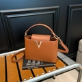 Piccola borsa quadrata marrone a trama intrecciata con decoro a V dorato e tracolla - Marrone