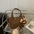 Bolso cubo de cuero marrón con grano litchi y colgante de monstruo de peluche suave - Con Colgante / Marrón