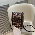 Piccola borsa a tracolla intrecciata colorata retrò con bordo in pelle marrone e ciondolo - Verde