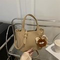 Bolso tipo cubo beige de cuero sintético con peluche decorativo y correa larga - Con Colgante / Caqui