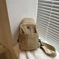 Minimalistische beige Nylon-Brusttasche für Damen mit breitem Gurt und Logo-Akzent - Khaki