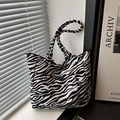 Zebra-Print Canvas Tragetasche mit Fronttasche und Schultergurt in artistischem Setting - Schwarz