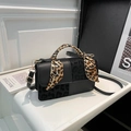 Schicke Tasche in Schwarz und Leopard-Print mit Seidentuchgriff und Goldbeschlägen - Schwarz