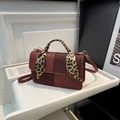 Modische burgunderrote Tasche mit Wildleder-Farbblock und Leopard-Print-Schal am Griff - Rot