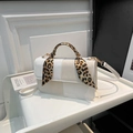 Weiße Lederhandtasche mit Leopardenmuster-Tuchgriff und verstellbarem Schultergurt - Weiß