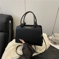 Schicke schwarze Umhängetasche mit geknotetem Seilgriff und goldenem Text FASHION BAG - Schwarz