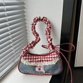 Blaue Denim Handtasche mit rot-weißem Karogriff und Spitzenbesatz im süßen Retro-Look - Denim Spitze Apfel (Stil 2)