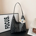 Bolso tote negro con monograma, bordado blanco y colgante de peluche en fondo neutro - Con Colgante / Negro
