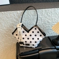Bolso tote con estampado de lunares abertura en V y colgante de cinta con letra - Lunares Blancos