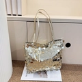 Bolso tote de lentejuelas doradas con colgante de lazo de perlas y acabado brillante - Con Colgante / Dorado