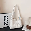 Bolso tote blanco de piel sintética con estampado de dibujos y colgante de peluche - Con Colgante / Blanco