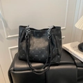 Bolso tote negro LNBOE con estampado de conejo y correa de cadena plateada - Negro