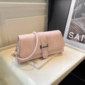 Bolso baguette rosa texturizado con hebilla plateada y detalle de nudo en la bandolera - Rosa
