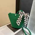 Secchiello verde intrecciato a mano con bottone di perla e dettaglio foulard a pois - Verde