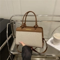 Modische Handtasche aus braunem Leder und Canvas-Patchwork auf silbernem Ständer - Braun
