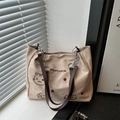 Beige Tragetasche mit braunen Ledergriffen und Katzenstickerei im weichen Licht - Beige Katze Kette (Stil 4)