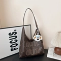 Bolso hobo marrón con monograma, letras en relieve y un charm de perro de peluche blanco - Con Colgante / Marrón