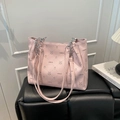 Bolso tote rosa LNBOE con diseño de conejo y correa de cadena en banco de cuero - Rosa