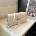 Bolso baguette blanco elegante con diseño de cocodrilo y hebilla metálica plateada - Blanco