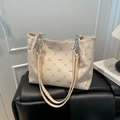 Elegante bolso tote beige acolchado con estampado de conejo y cadenas de plata en estilo moderno - Blanco