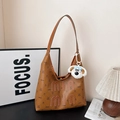 Bolso hobo vintage de cuero sintético marrón con estampado y llavero de peluche - Con Colgante / Marrón