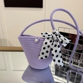 Secchiello intrecciato viola chiaro con fibbia di perle e nastro a pois - Viola