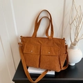 Grande borsa tote in velluto a coste marrone caramello con tasche e tracolla regolabile - Marrone