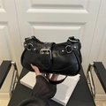 Elegante borsa sottobraccio nera con fibbia quadrata argentata e occhielli punk - Nero