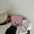 Mini borsa a tracolla in pelle rosa con texture litchi e fibbia a cuore in metallo - Rosa