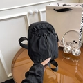 Bolso bandolera minimalista de nailon negro con cordón y etiqueta lateral naranja - Negro