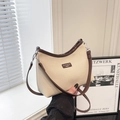 Sac bandoulière rétro en toile beige avec bordures en cuir marron et fine lanière - Grand Avec Pendentif / Blanc Cassé