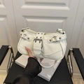 Elegante borsa sottobraccio in pelle bianco crema con occhielli argento e rivetti Y2K - Bianco