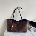 Retro-Shopper mit Leopardenmuster in Dunkelbraun mit schwarzen Trägern und Plüsch-Anhänger - Mit Ornament / Braun