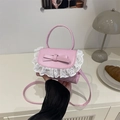 Chique roze mini crossbodytas met decoratieve strik en delicate witte kantafwerking - Roze
