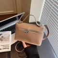 Borsa vanity beige in pelle con cerniera a cuore e tracolla per donna moderna - Cachi