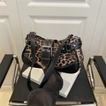 Borsa a spalla leopardata con finiture in pelle nera e dettagli in metallo argento - Stampa Leopardata Nero